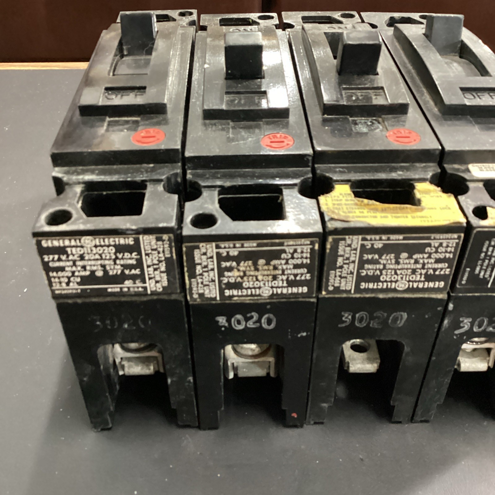 Lot Of 4 GE TED113020 Circuit Breaker 20A 1P 277V (MISSING SCREW)