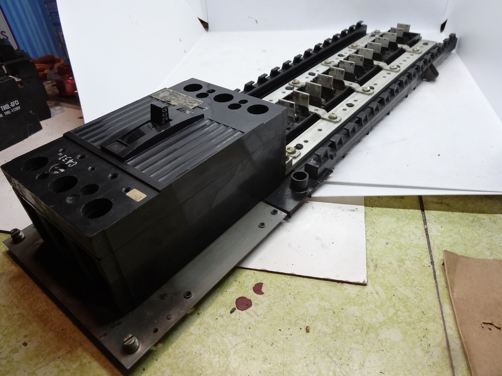 GE TQD32200 3-Phase 200Amp 208/240V Main Breaker W/ 30 Space Bus Bar Interior