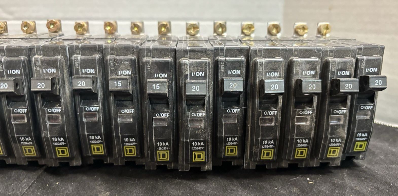 LOT OF 26 – SQUARE D CIRCUIT BREAKER 20A 1 POLE UNIT 10kA 120/240V DP-4075 QOB ✅