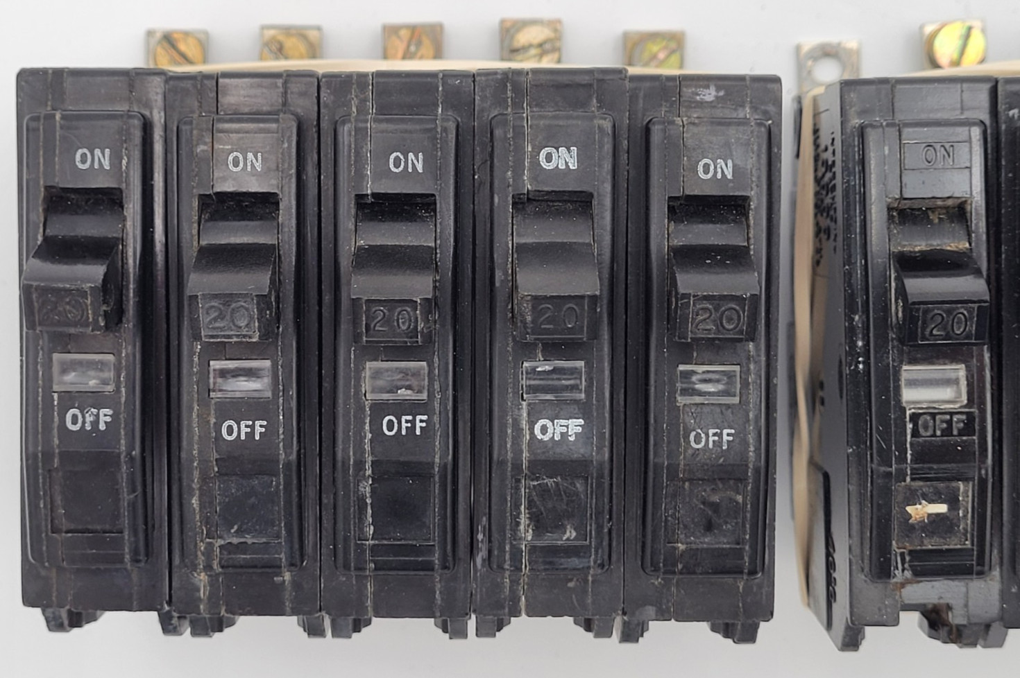 Square D QOB120 20A 1-Pole Bolt On Circuit Breakers Type QOB (Lot of 10) USED