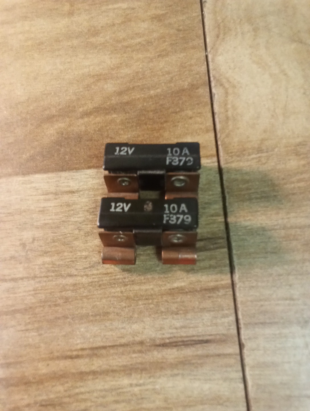 Lot Of 2 Unbranded 12V 10A Circuit Breaker F379