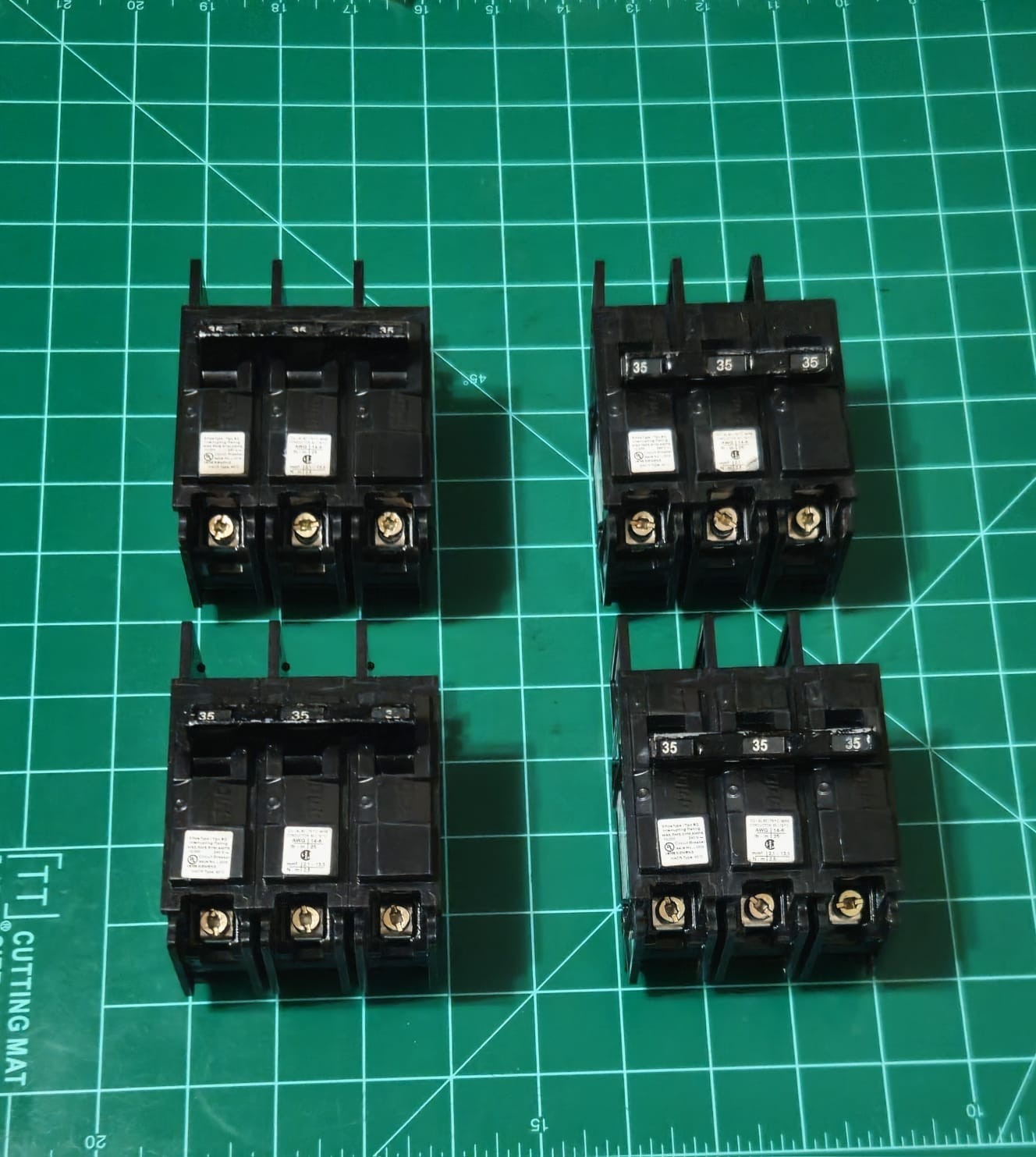 LOT FOR 4 Siemens BQ3B035 35 Amp 3 Pole 240V Circuit Breaker LOT#10028