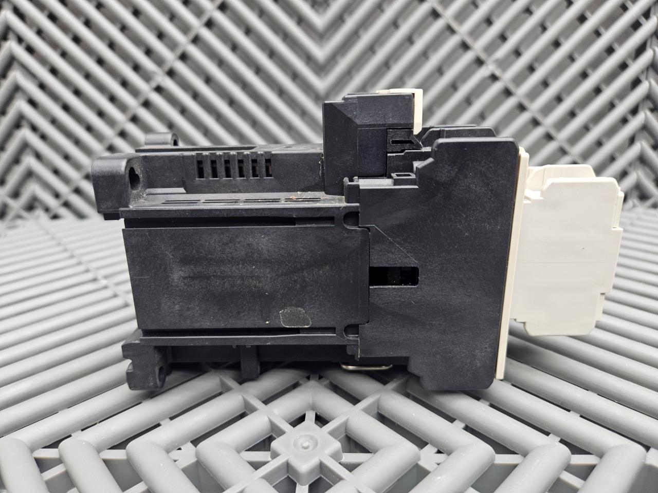 Fuji Electric SC-E03/G Electromechanical Relay Contactor 20A w/ SZ-A11/T Contact