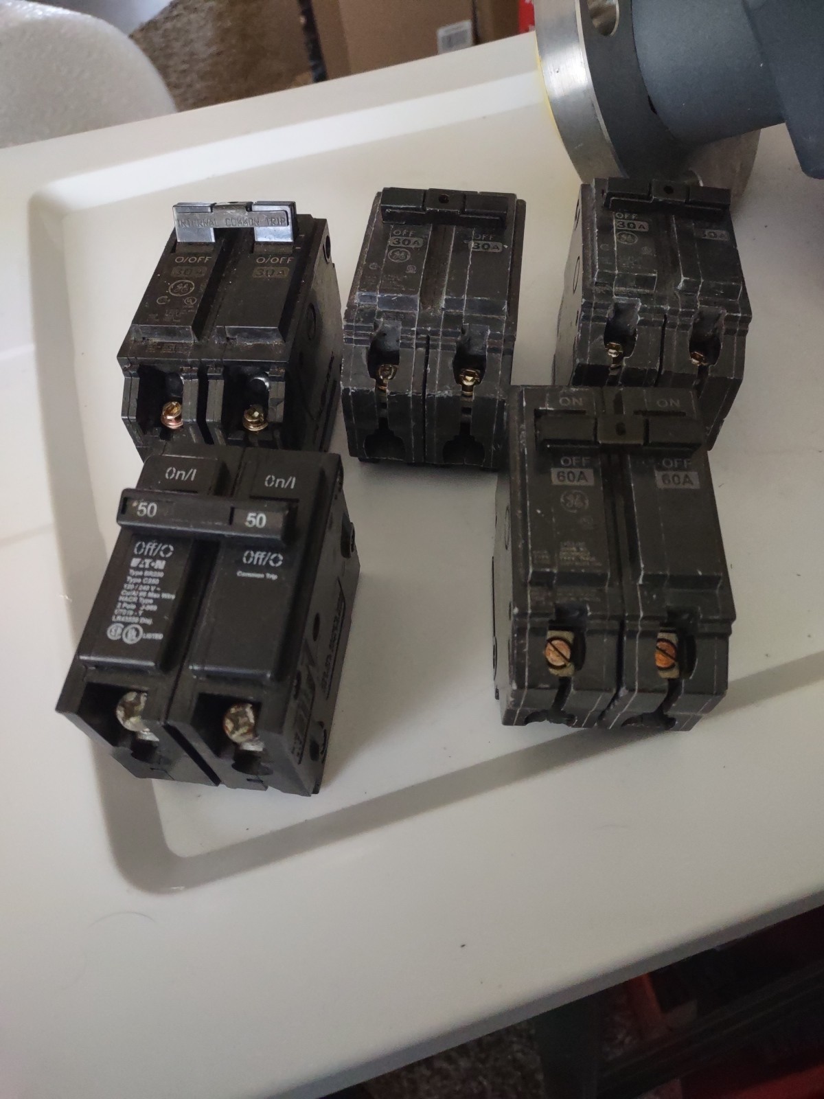 (LOT OF 5) 3 THQL230 GE 2 POLE 30 AMP,, 1 Eaton BR250, 1 THQL2160 CIRCUIT BRKR.