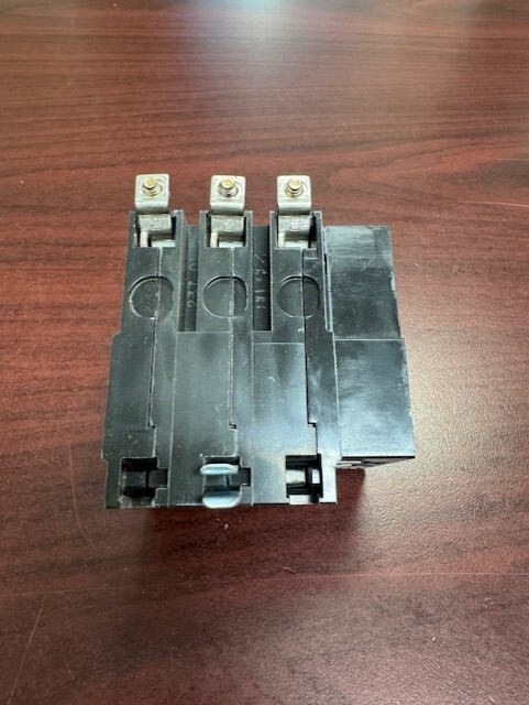 QOB3201021 QOB320-1021 3Pole 20Amps 120/240Volt 120V Shunt Bolt-On Square D NEW