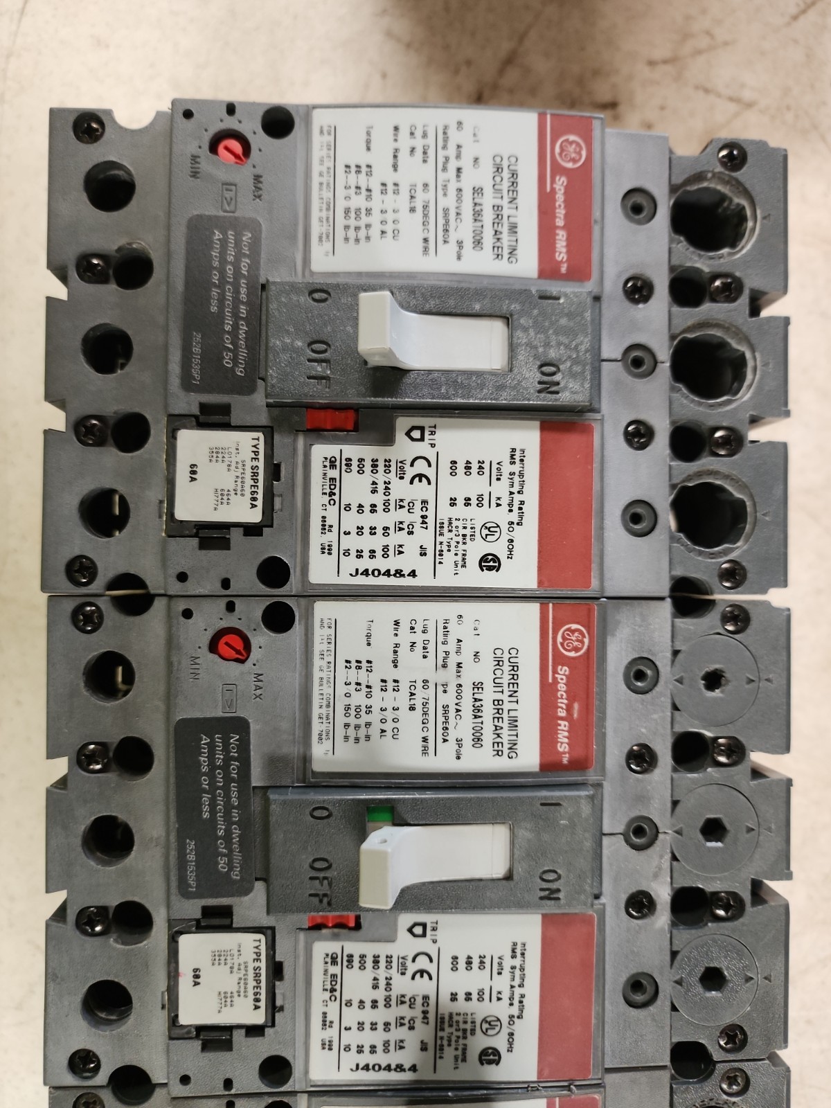 GE SPECTRA RMS 60 AMP CIRCUIT BREAKER SELA36AT0060 3 POLES W/ PLUGS 40, 50, 60