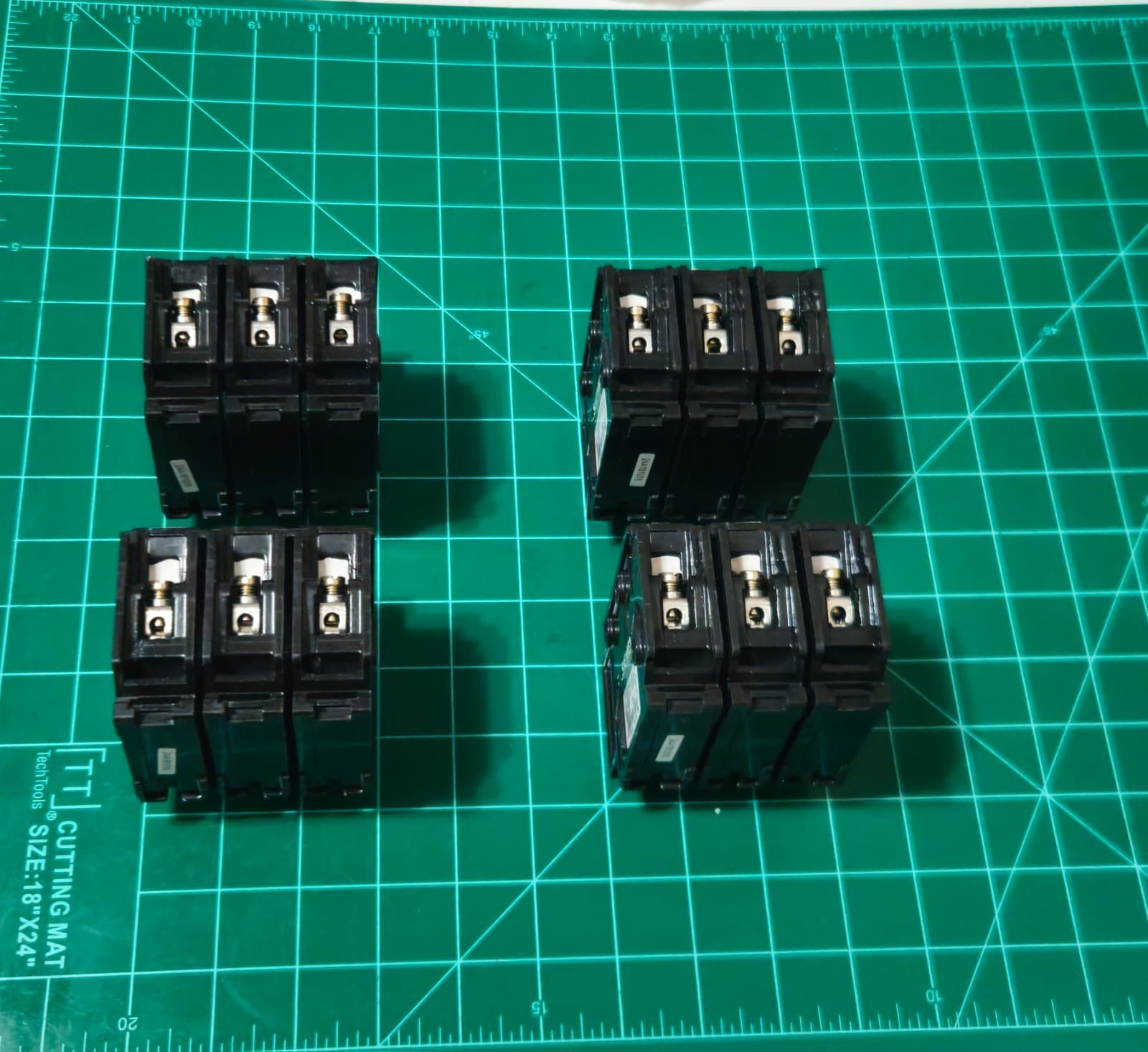 LOT FOR 4 Siemens BQ3B035 35 Amp 3 Pole 240V Circuit Breaker LOT#10028