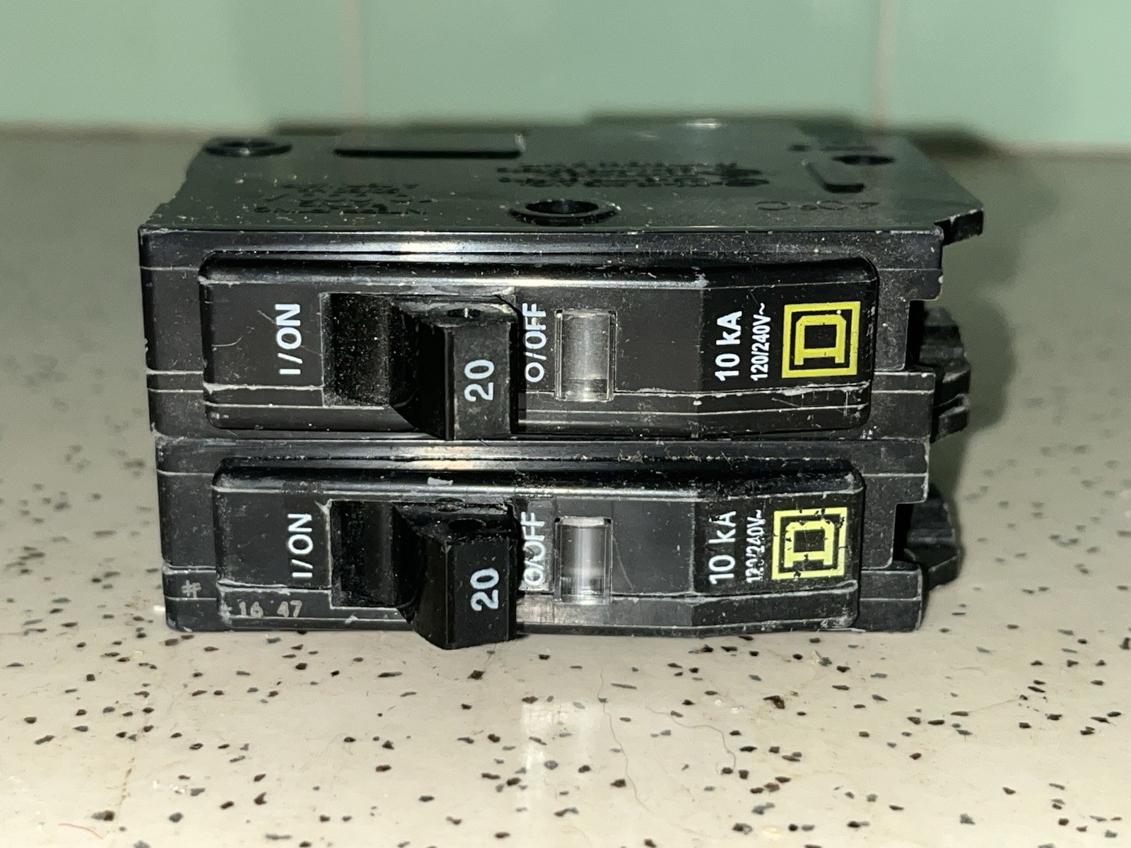 Square D 20A 10kA 120/240V 50/60Hz 40°C QOB-120 (Qty: 2) WORKS