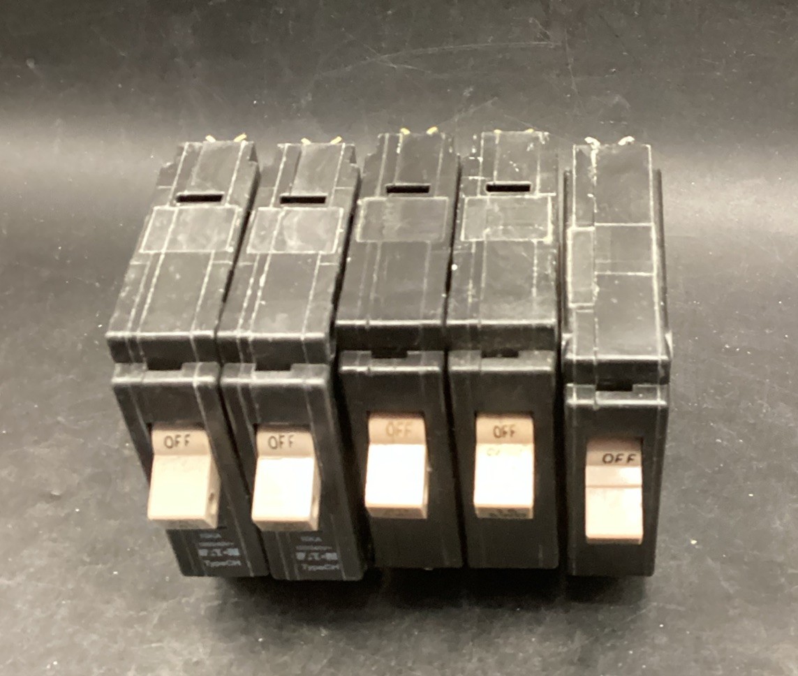 Lot Of 5 CH115 Cutler Hammer 15Amp 120/240V 1 P Circuit Breaker Plastic Feet