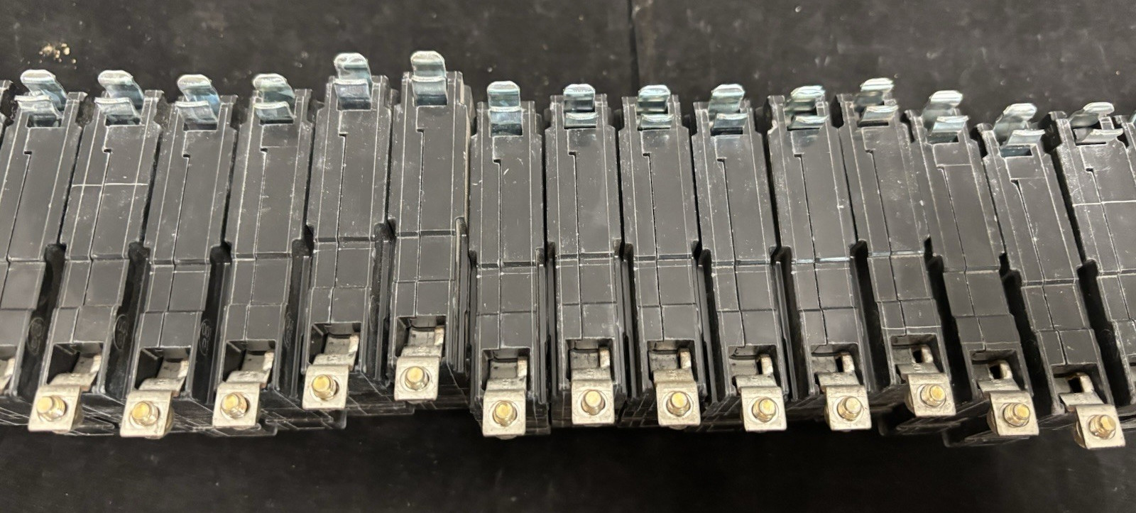 LOT OF 26 – SQUARE D CIRCUIT BREAKER 20A 1 POLE UNIT 10kA 120/240V DP-4075 QOB ✅