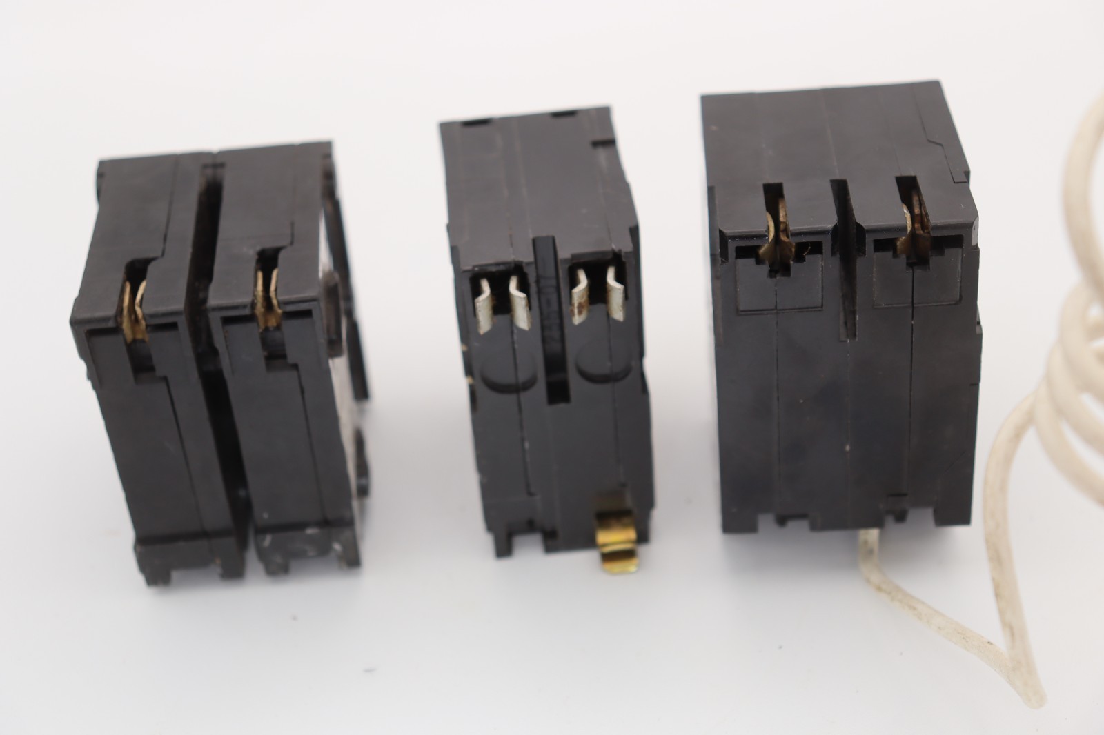 Assorted lot of 8- 15 Amp 1 and 2 Pole Circuit Breakers *See Description*