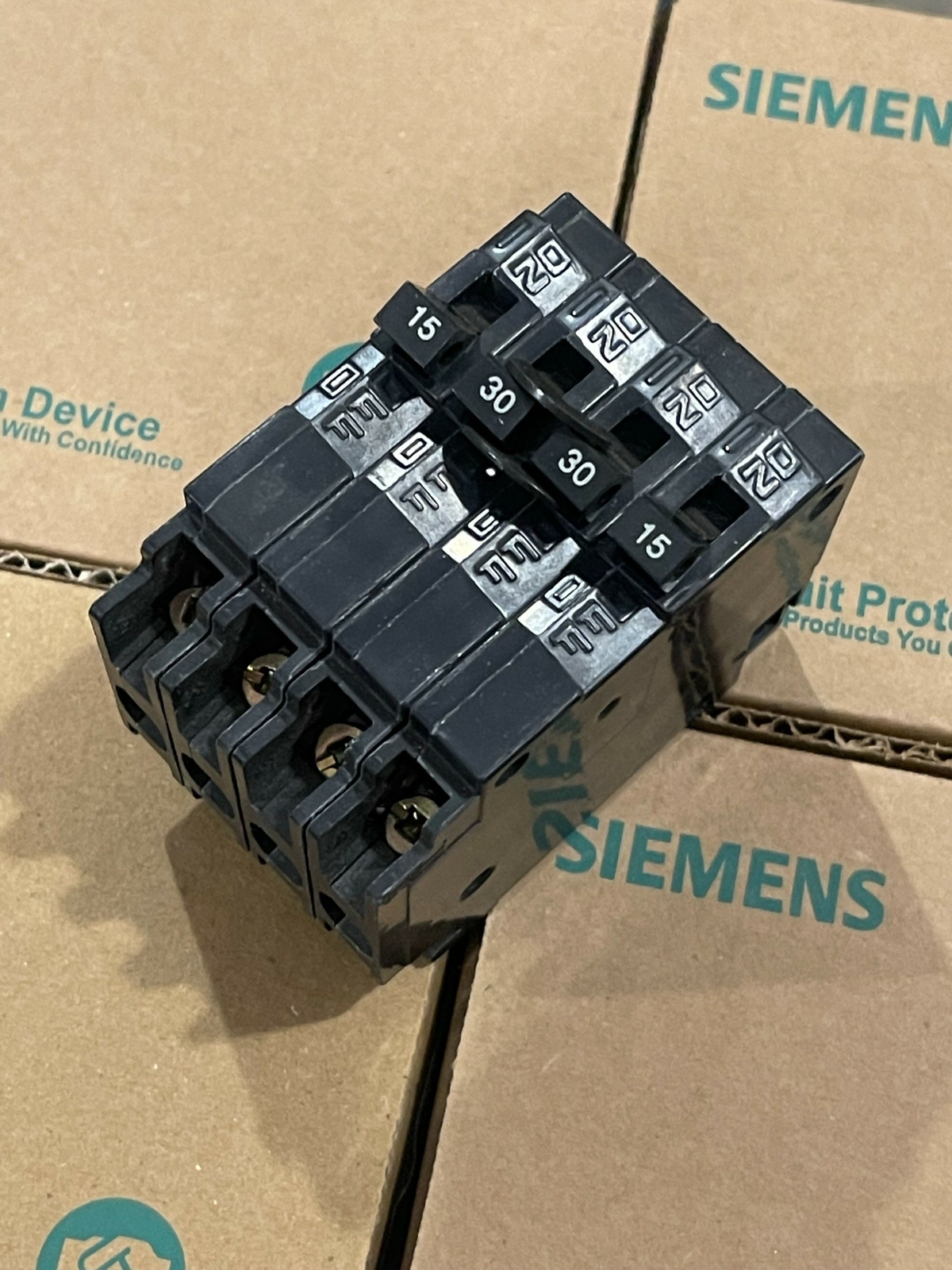NEW SIEMENS Q21530CT QUAD CIRCUIT BREAKER