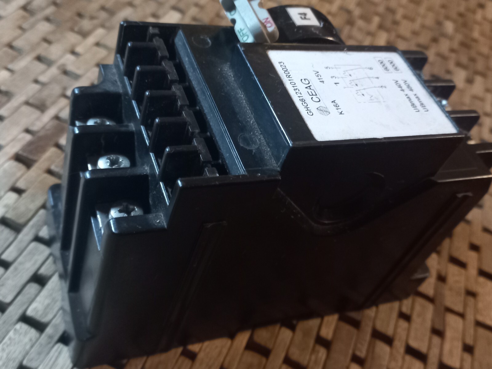 GHG6123141R0023 Control by CUTLER HAMMER 3P Breaker 415V Ceag 16amp