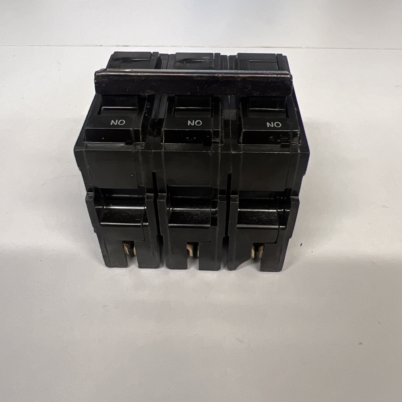 General Electric THQL32030 3 Pole Circuit Breaker 30A 3P Chipped W#