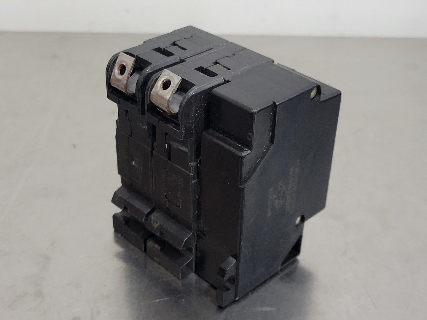 SQUARE D EHB24020PL 20 Amp, 2 Pole, 480Y/277 volts Circuit Breaker w/ Auxiliary