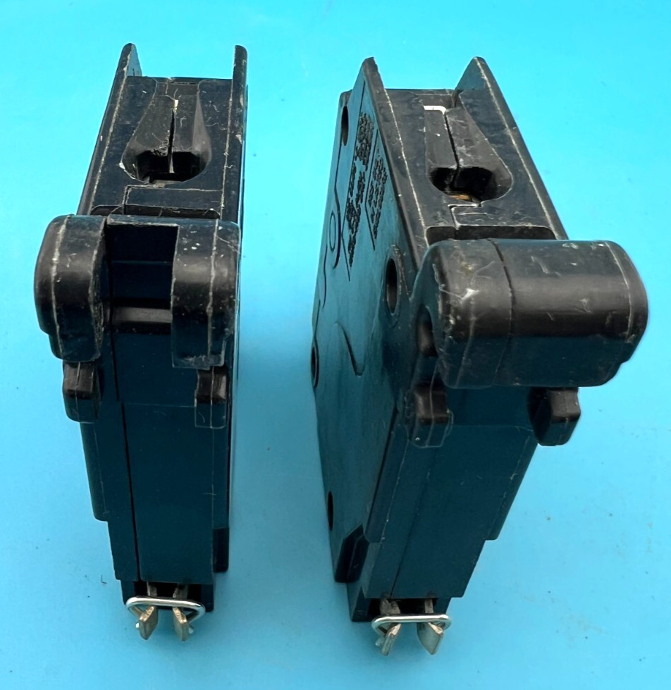 Cutler Hammer CH115 15 Amp 1 Pole Circuit Breaker CH Plastic Foot 1P (Lot Of 2)