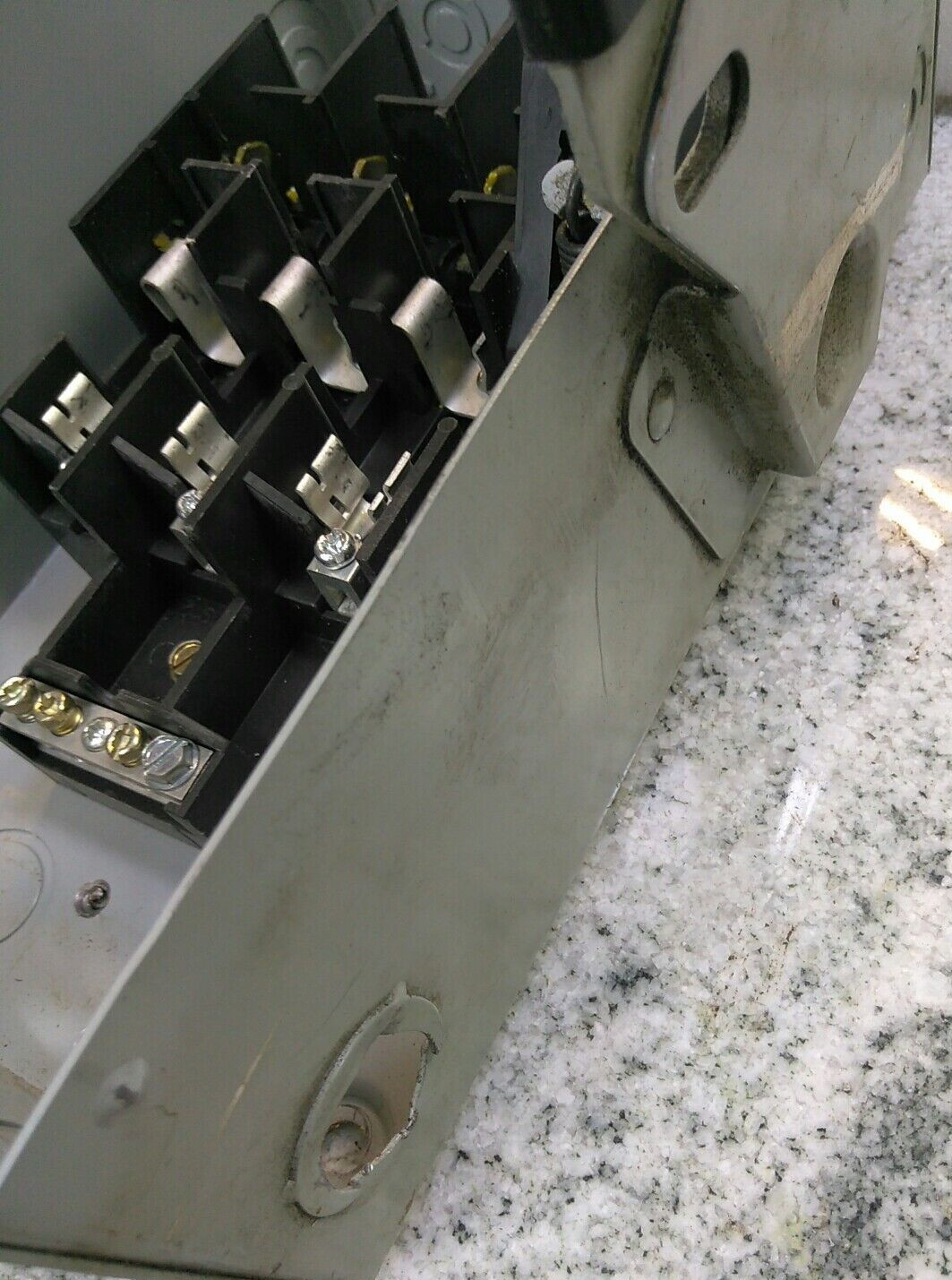 CUTLER HAMMER/DISCONNECT/SWITCH/DG321NGB/30A /3P/240V/FUSIBLE/R1-INDOOR(B33D1