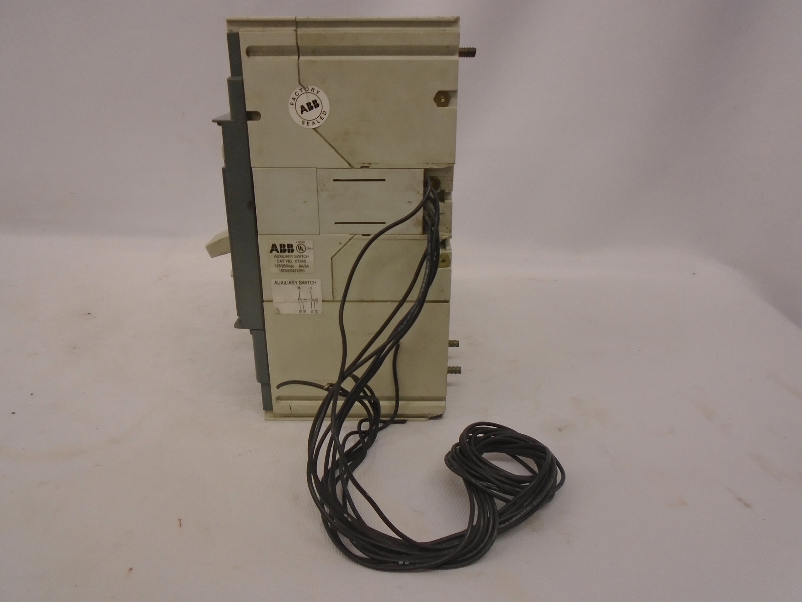 ABB/SACE TMAX TYPE T4L250 CIRCUIT BREAKER 100A 3-P 600V w/KT5AS AUXILIARY SWITCH