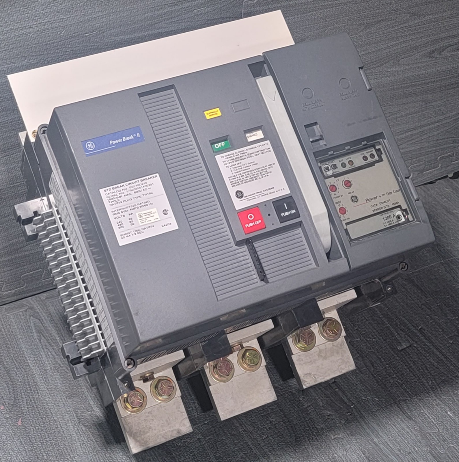 GE Power Break II SSF16D216 3 Pole 1600 Amp 600v Circuit Breaker D216LIT1 Trip