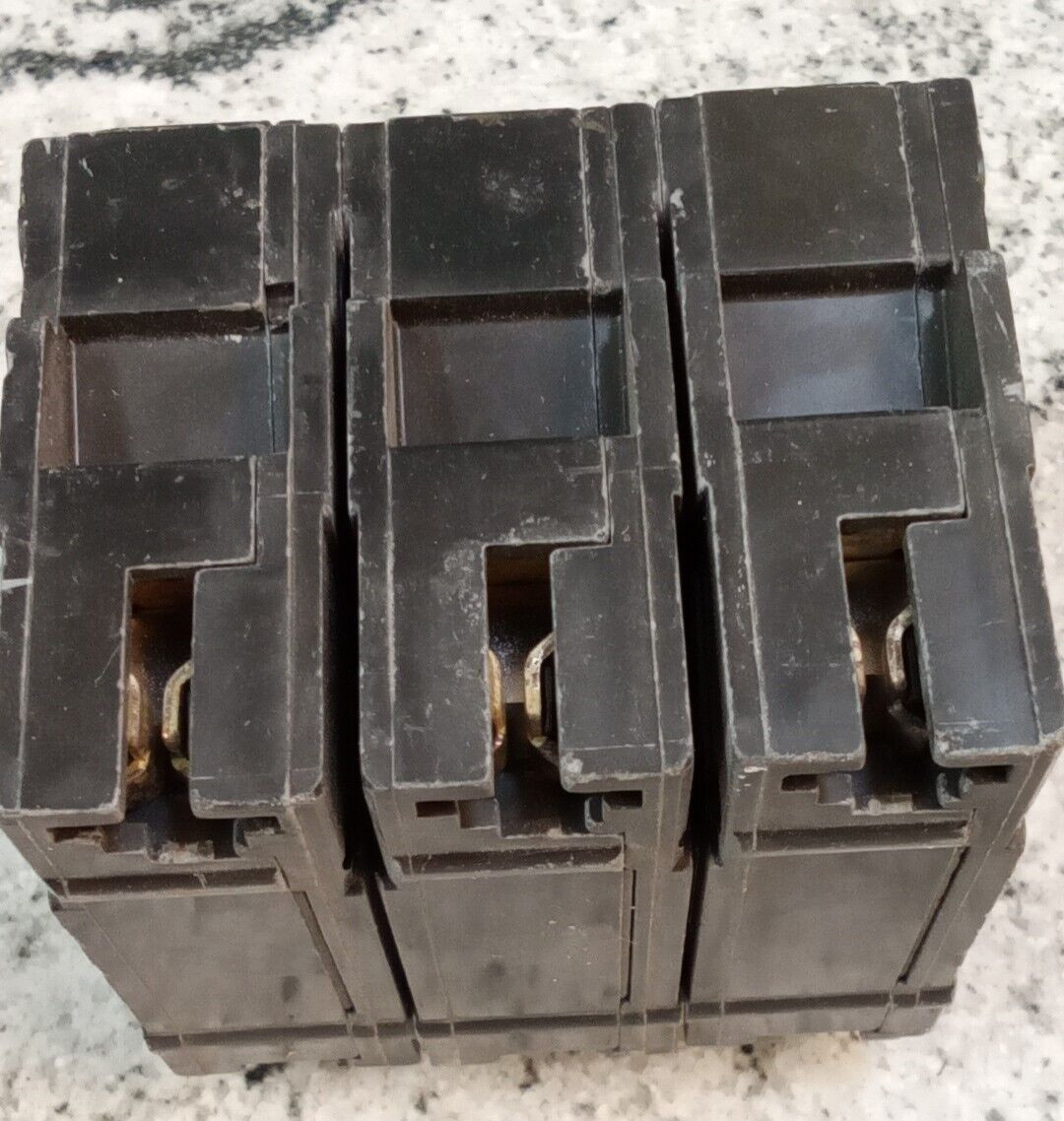 GE/BREAKER/ THQL32030/ 30A/ 3 P/THQL/ GROVE/MISS HAND& SCREW/USE(L167