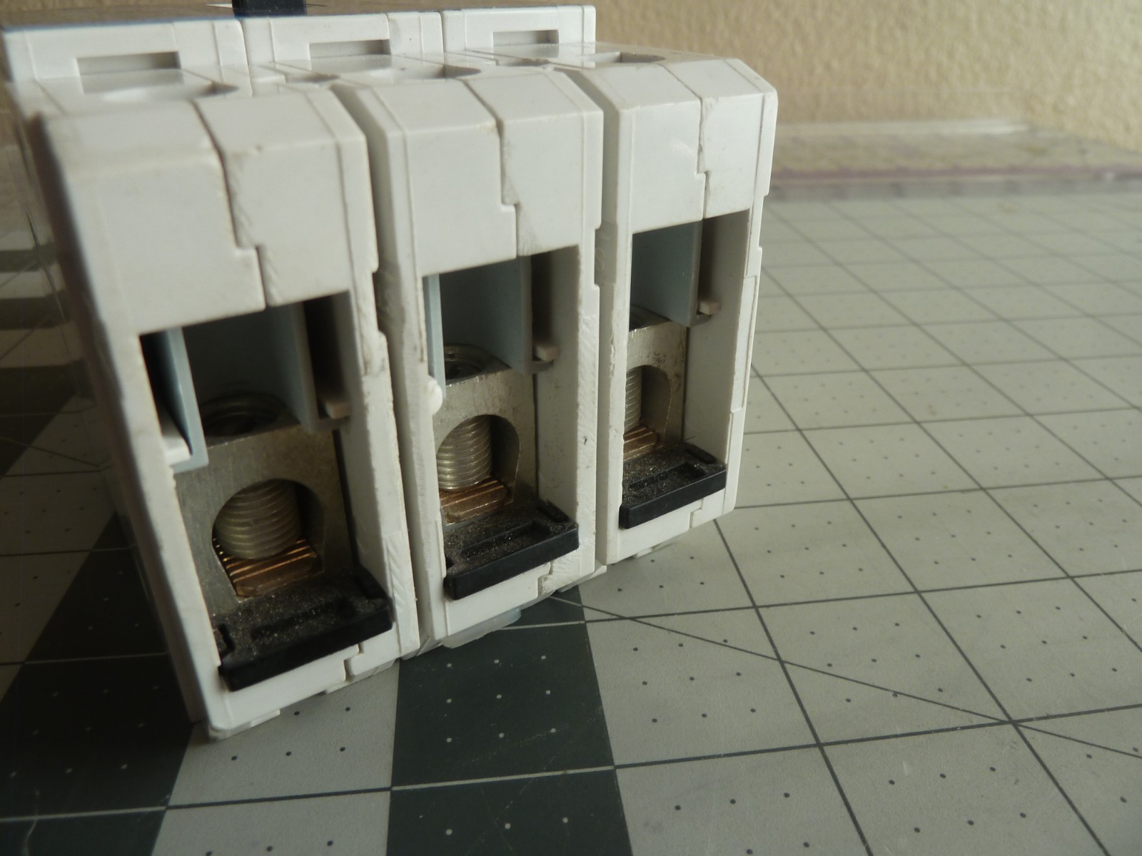 Siemens NGG3B050 Bolt-On Circuit Breaker: 600Y/347V AC – 50A – 3 pole – USED