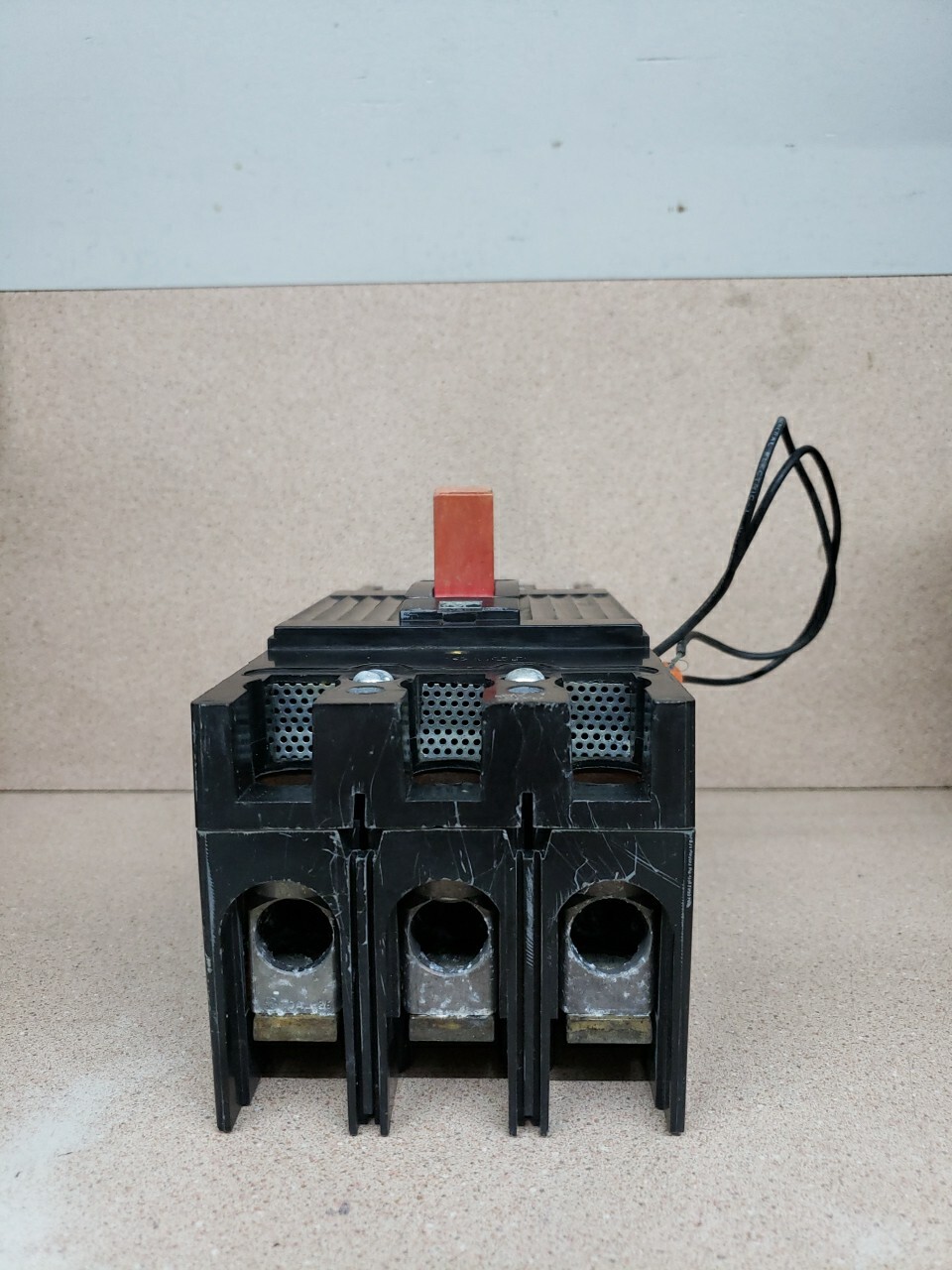 GE TFK236F000 225 A 600V 3 POLE CIRCUIT BREAKER w/ 225AMP TRIP