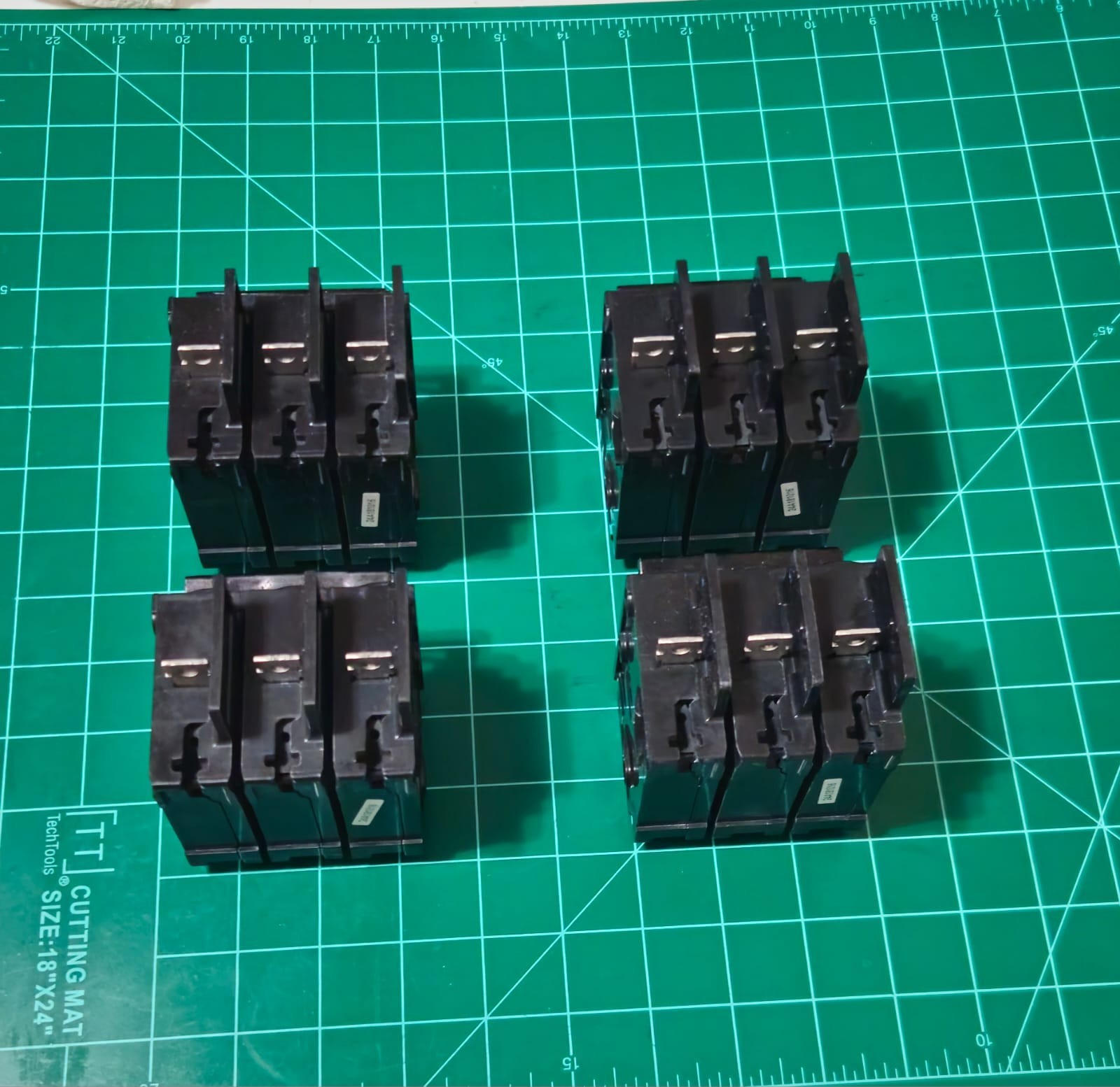 LOT FOR 4 Siemens BQ3B035 35 Amp 3 Pole 240V Circuit Breaker LOT#10027