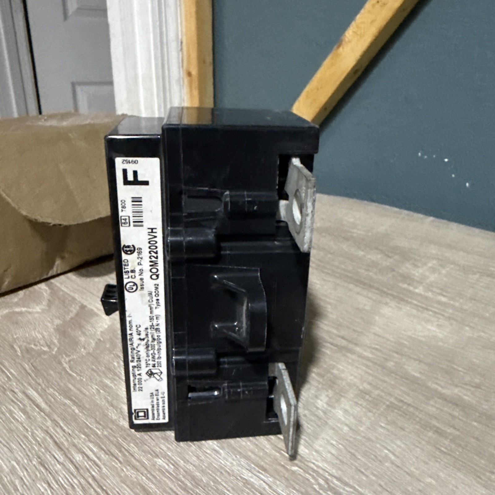 Square D 2 Pole 200 Amp Main Circuit Breaker 120/240 V 50/60 Hz QOM2200VH
