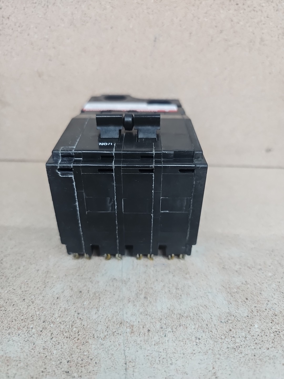 Square D QO2200 Plug-on Circuit Breaker 200 Amp 2 Pole 120/240V 50/60 Hz NOS