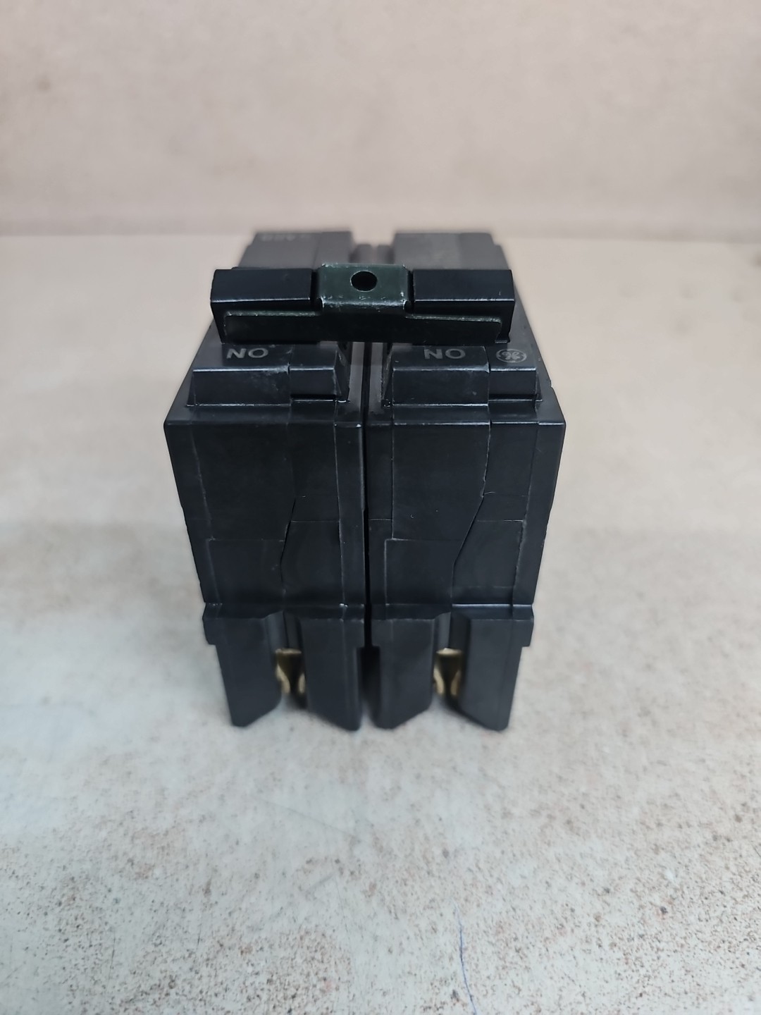 1) GE THQL2135 35A 2P Circuit Breaker NNT