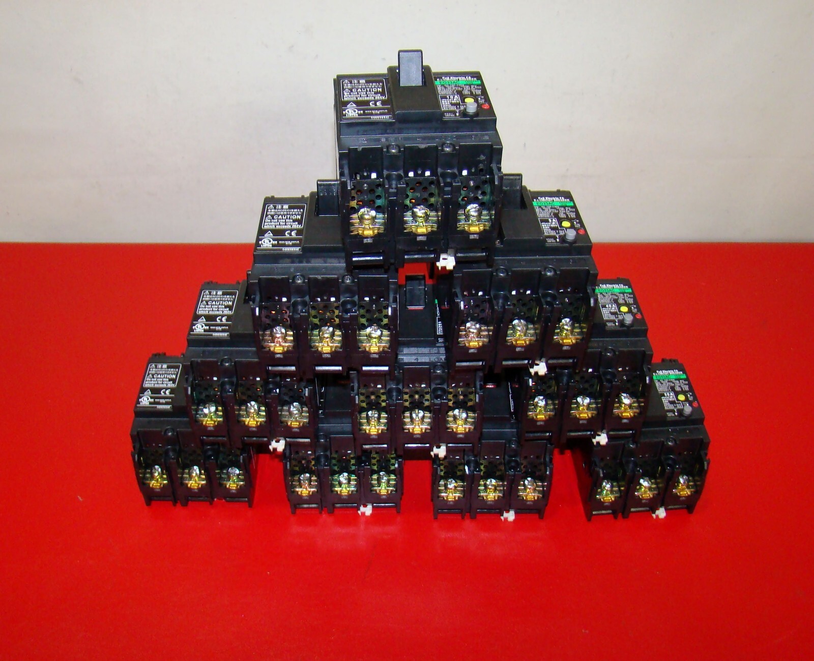 FUJI ELECTRIC FA E.L CIRCUIT BREAKER EG33AC 5A 10A 30A 40A 50A 100/200VAC 3 Pole