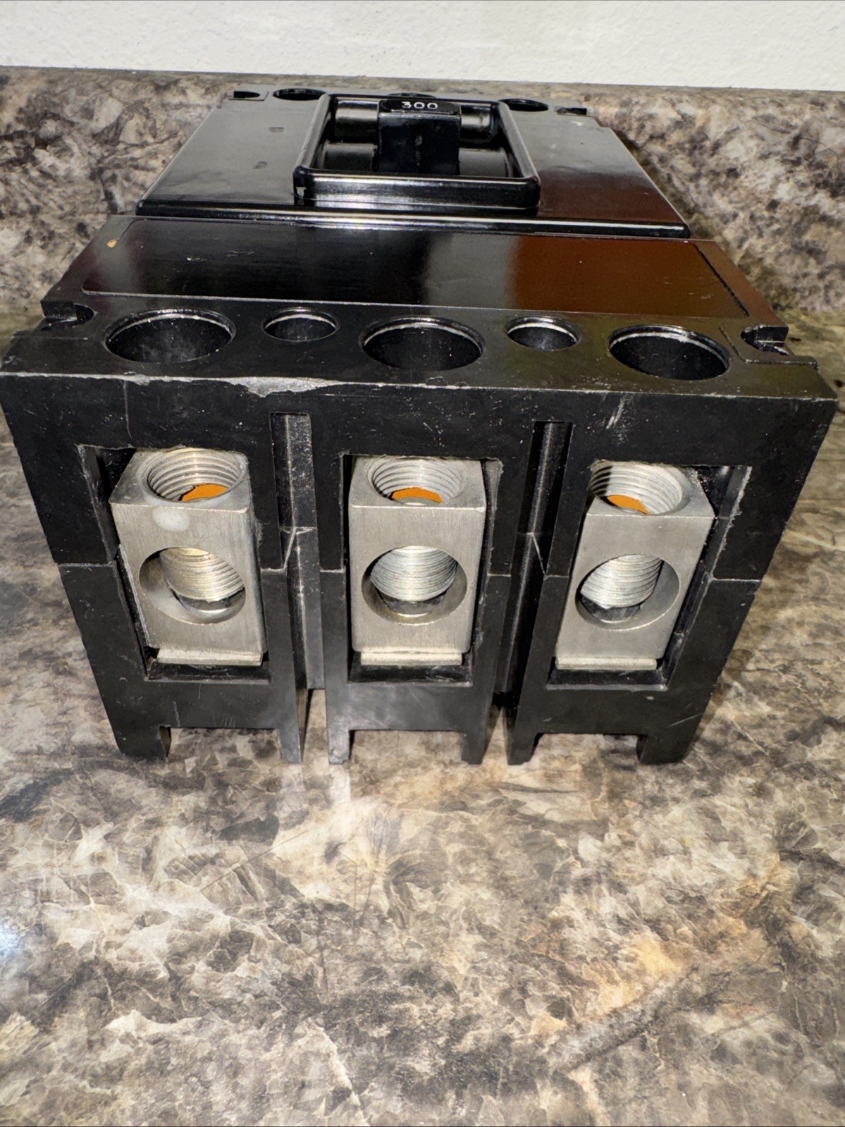 DA3300 – Westinghouse / Cutler-Hammer 3pole 300amp 240volt Circuit Breaker