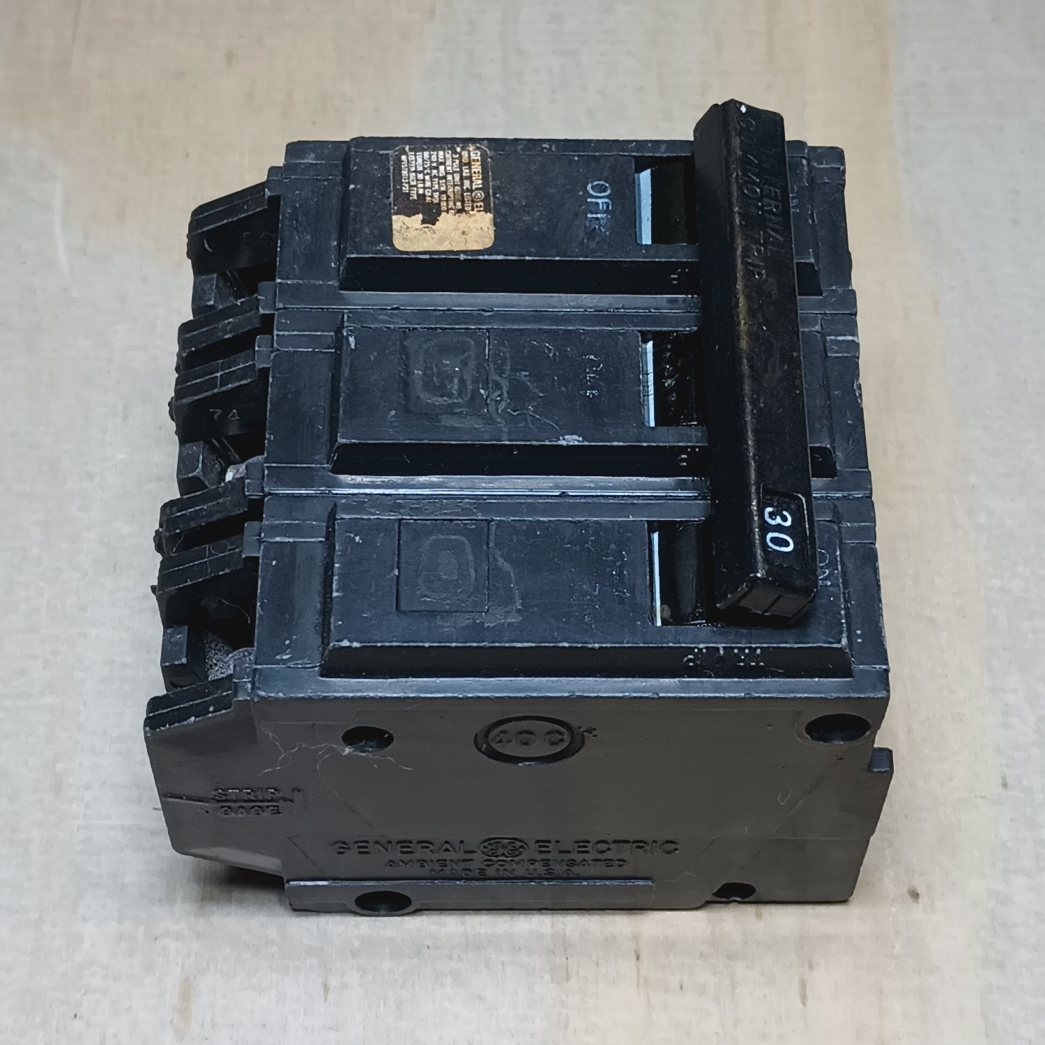 GE THQL32030 Circuit Breaker