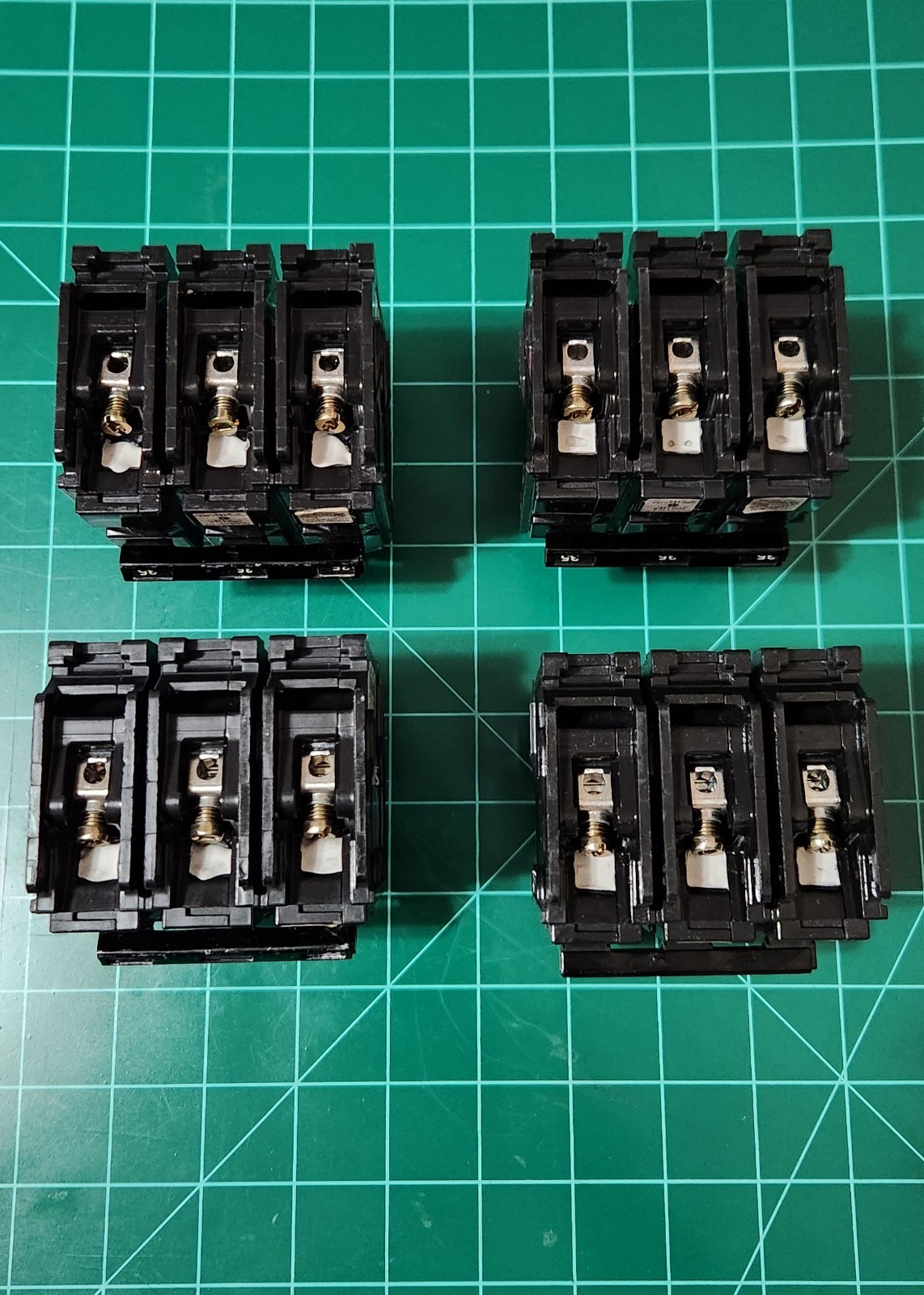 LOT FOR 4 Siemens BQ3B035 35 Amp 3 Pole 240V Circuit Breaker LOT#10021