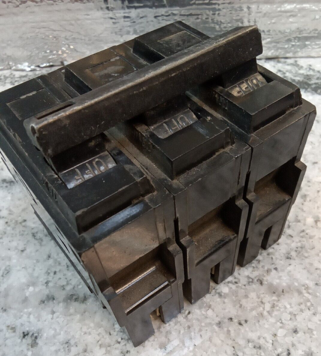 GE/BREAKER/ TQL32020 / 3P / 20A /240V/Plug-In/GROVE / TQL-AC/use(L173
