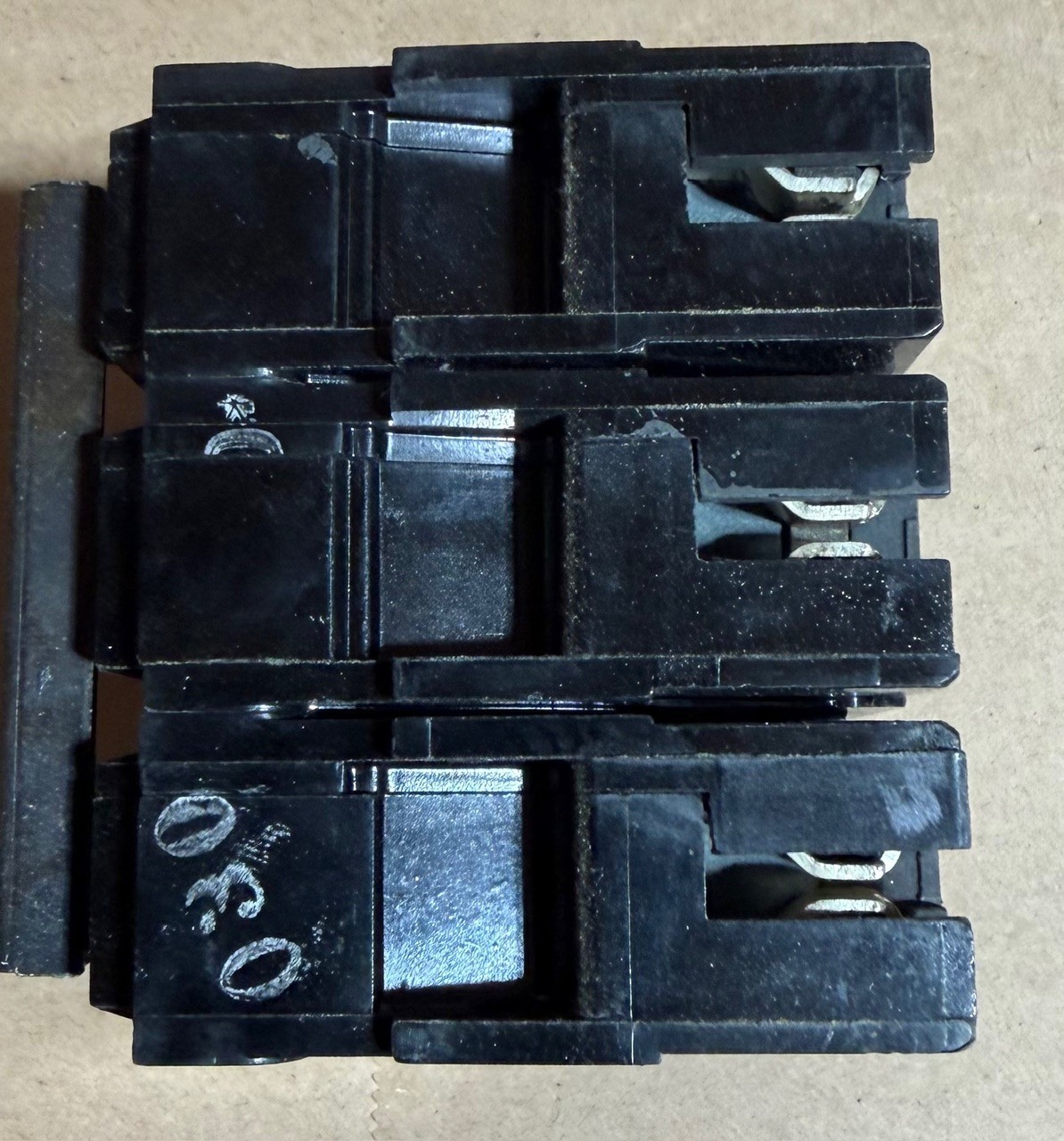 GENERAL ELECTRIC GE PLUG IN CIRCUIT BREAKER, 3 POLES, 240V, 30A, 3885, THQL32030