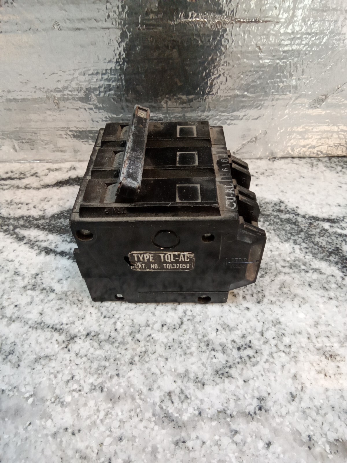 GE/TQL32050/50A/3p/240V/TYPE TQL-AC/circuit breaker/CHIPPED (B1C2UP)