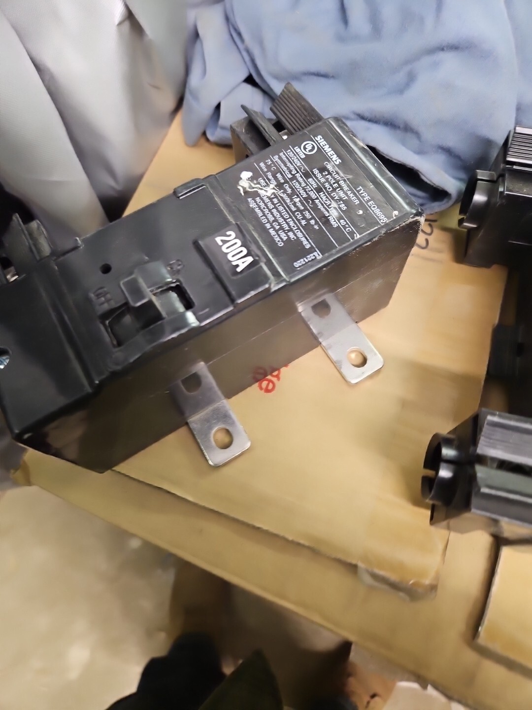 Siemens EQ8695 Circuit Breaker 200A 2P 120/240V