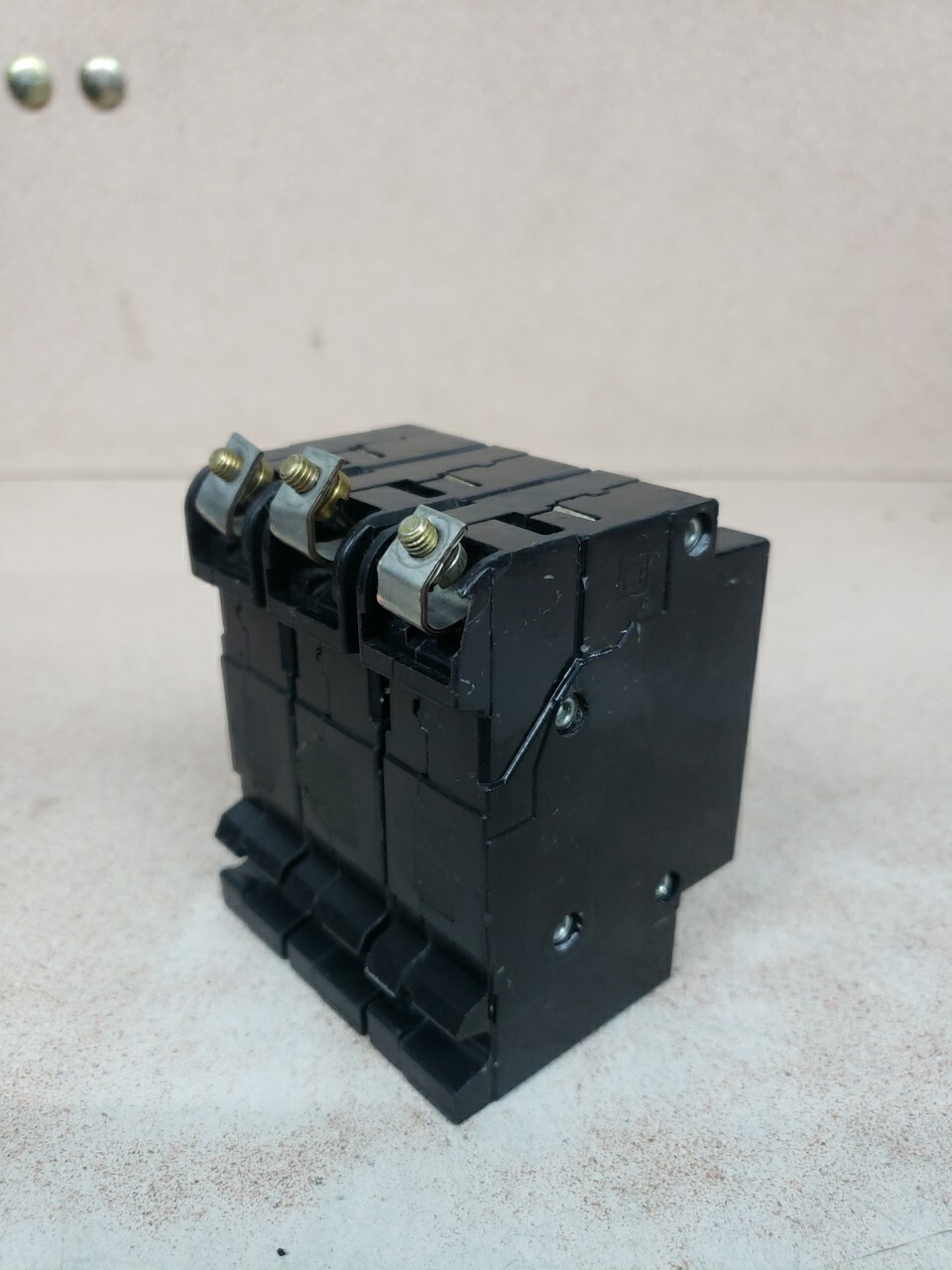 1) SQUARE D EHB34020 20 AMP BOLT ON CIRCUIT BREAKER 277V 3 POLE *Chipped