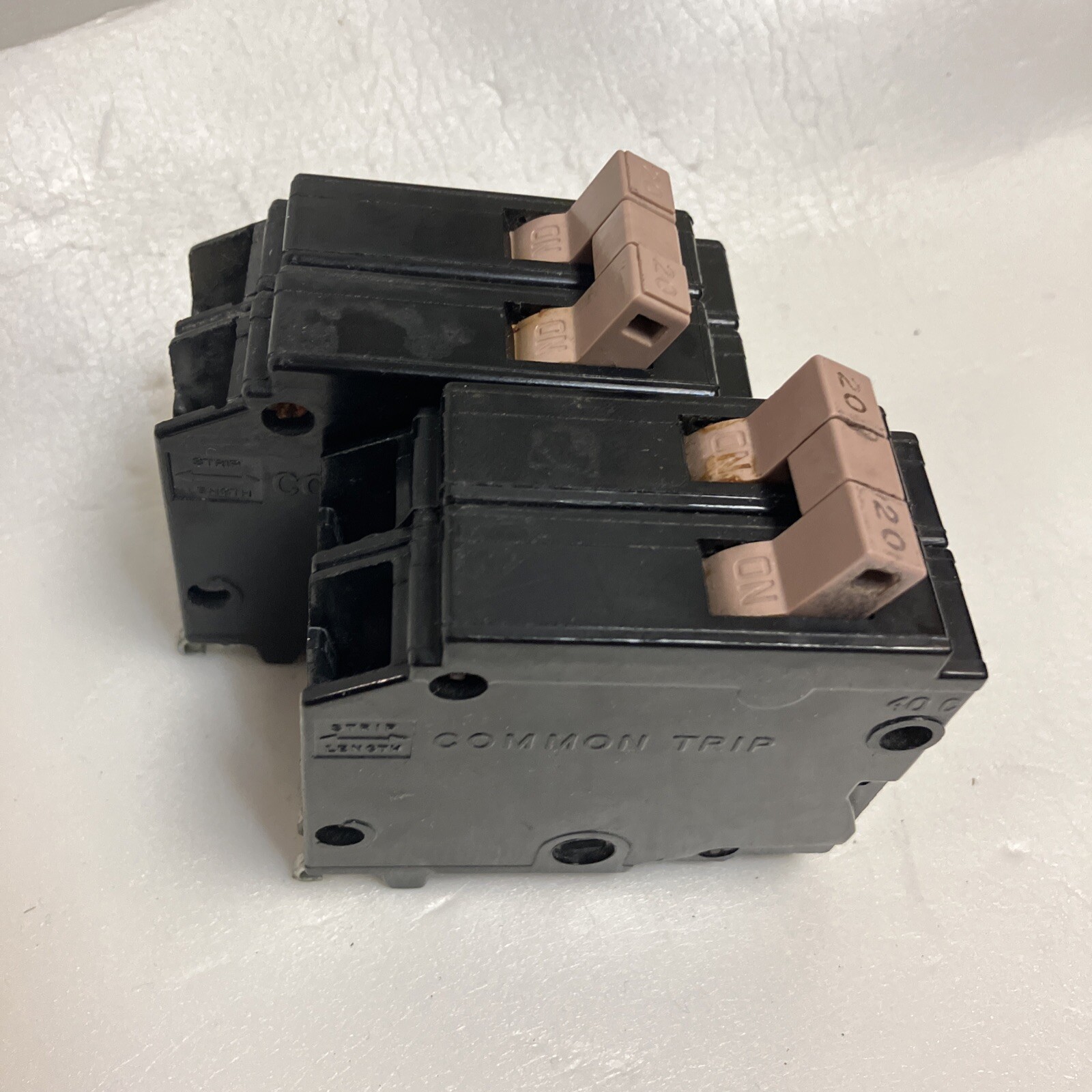Cutler Hammer 20 Amp 2 Pole Circuit Breaker CH220 Half 1/2 Notch Metal Foot