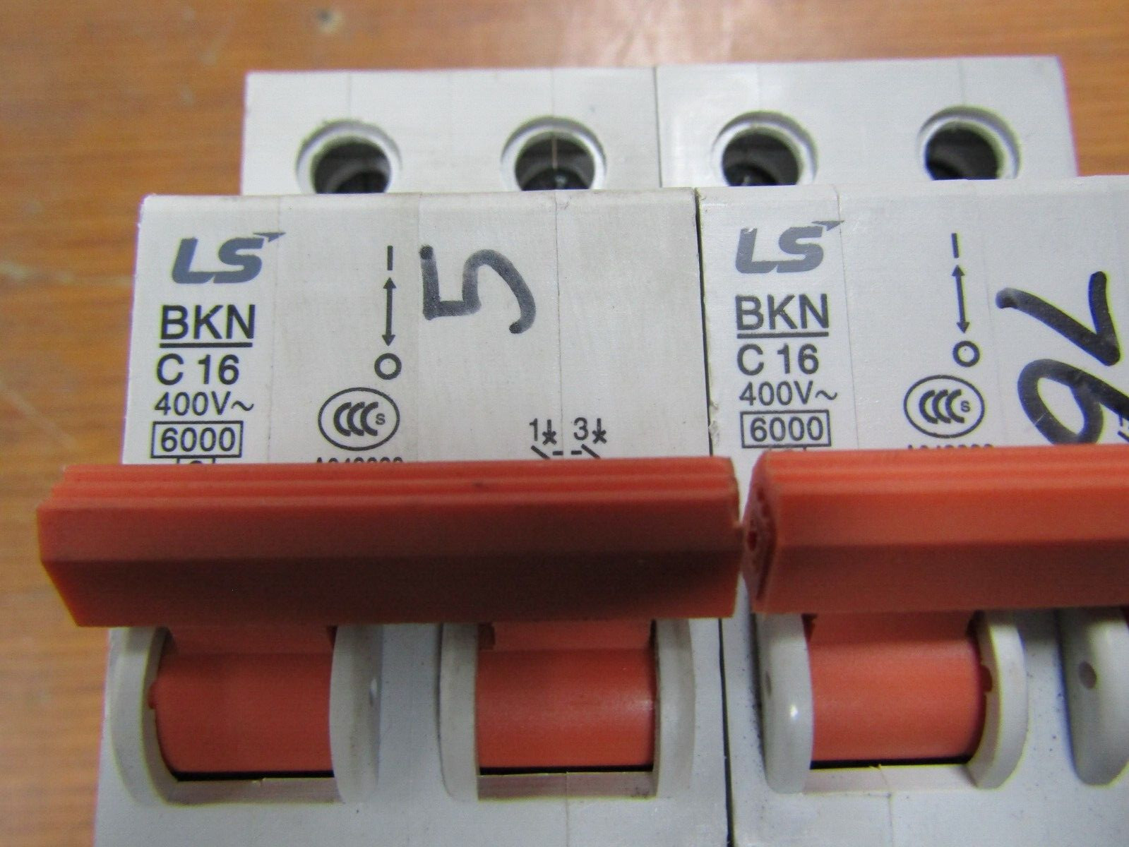 💥2) LS INDUSTRIAL SYSTEMS 16A CIRCUIT BREAKER 2 POLE 400 VAC BKN C 16 LOT OF 2
