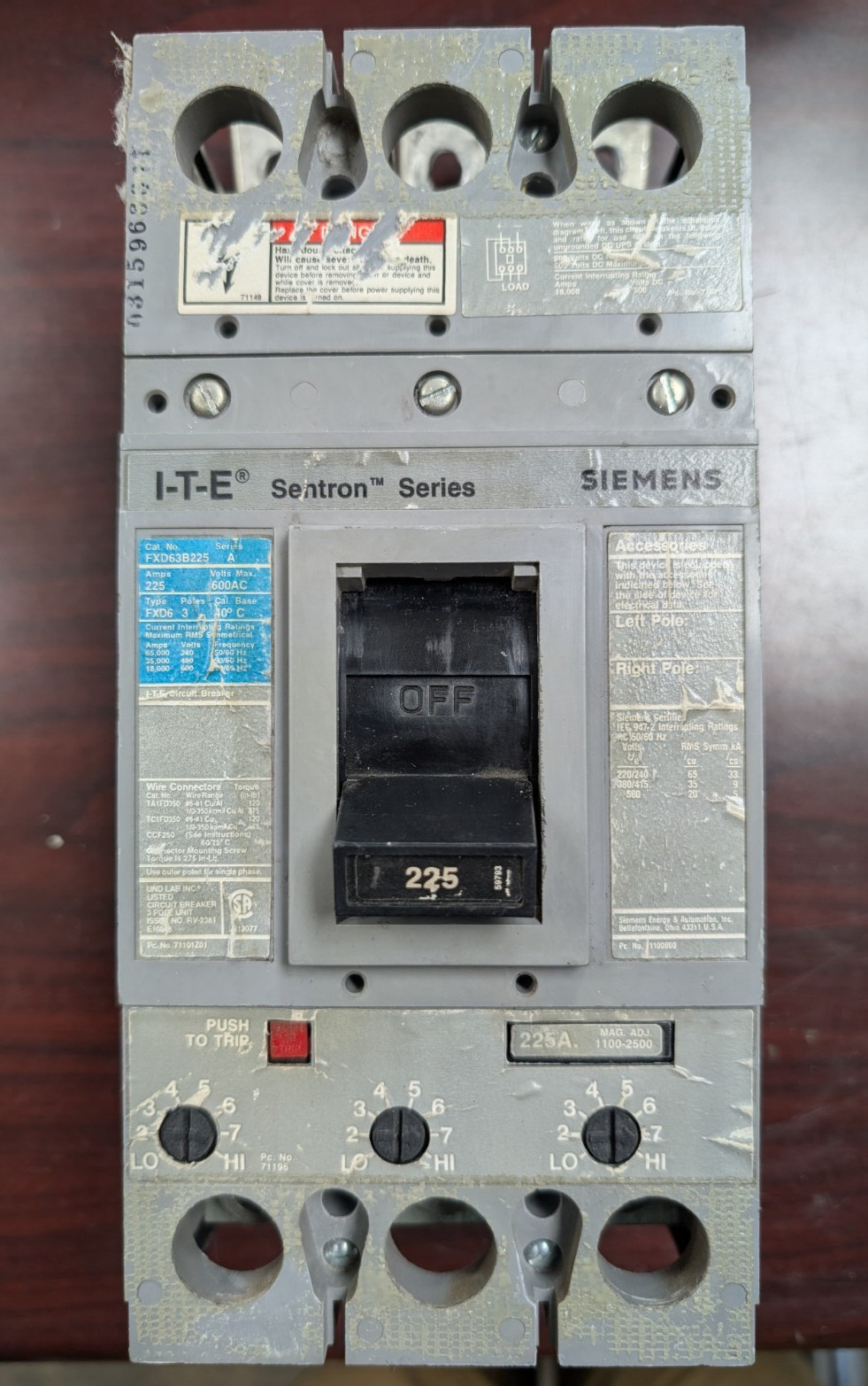 🤪ITE / SIEMENS SENTRON SER 225A CIRCUIT BREAKER 3P 600V FXD63B225 W/ 225A TRIP