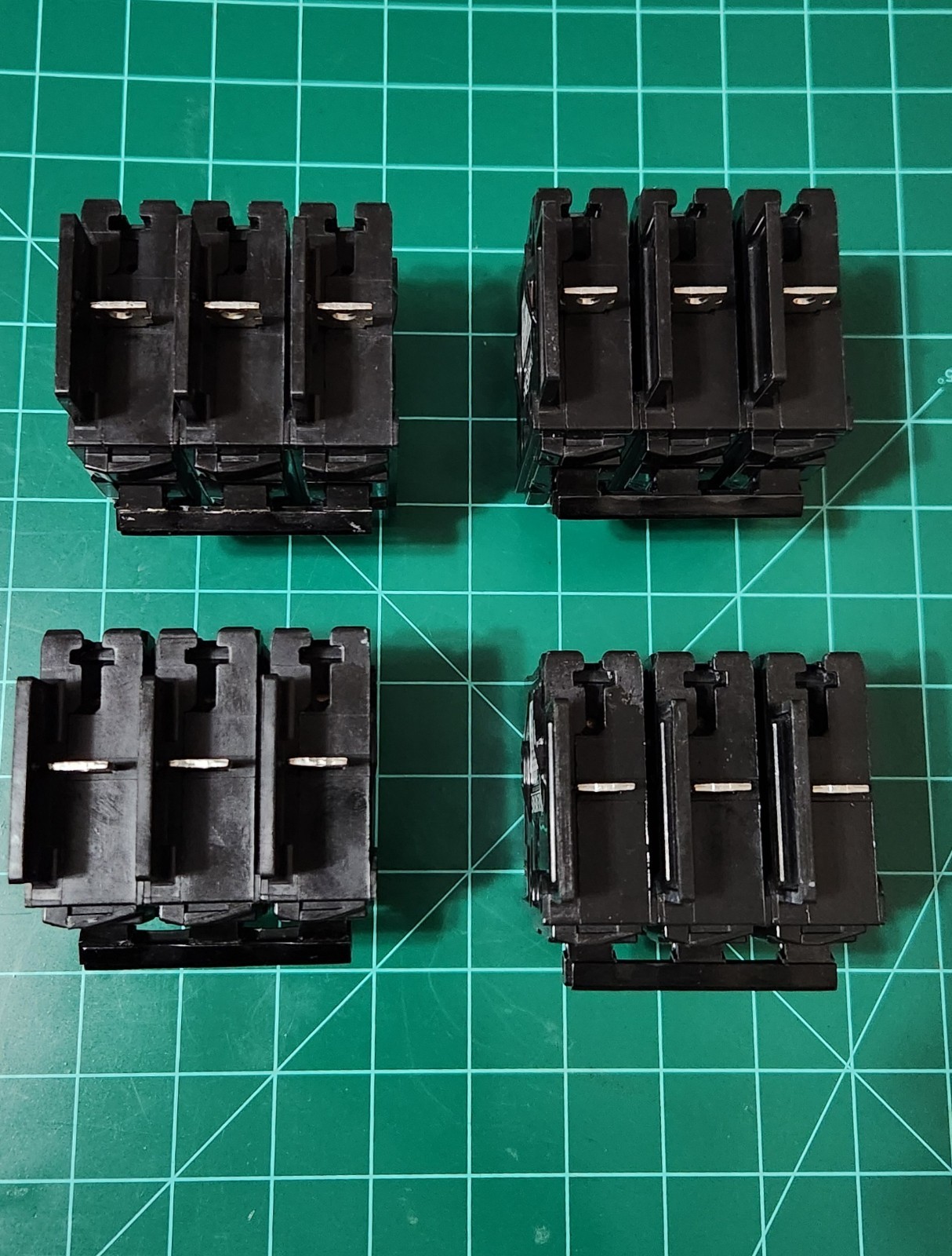 LOT FOR 4 Siemens BQ3B035 35 Amp 3 Pole 240V Circuit Breaker LOT#10021