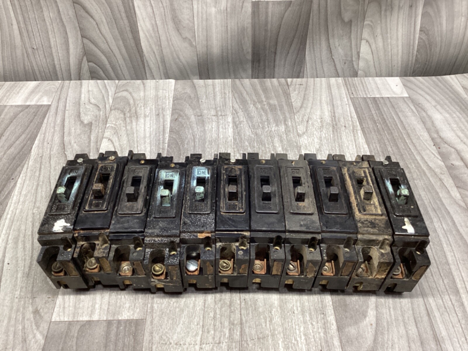 Lot Of 11 General Electric GE Trumbull AT11015 Circuit Breaker 15A #02A125PR2*CO