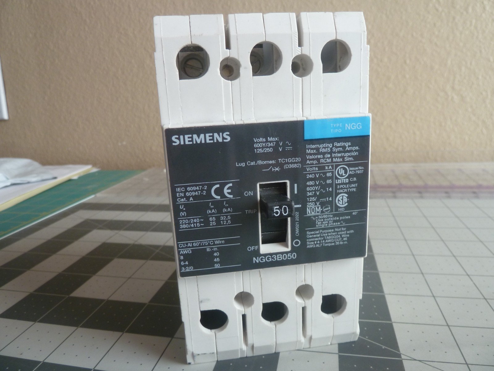 Siemens NGG3B050 Bolt-On Circuit Breaker: 600Y/347V AC – 50A – 3 pole – USED