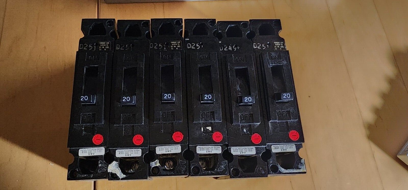 General Electric TED113020 277VAC/125VDC 20 AMP bolt-on circuit breaker