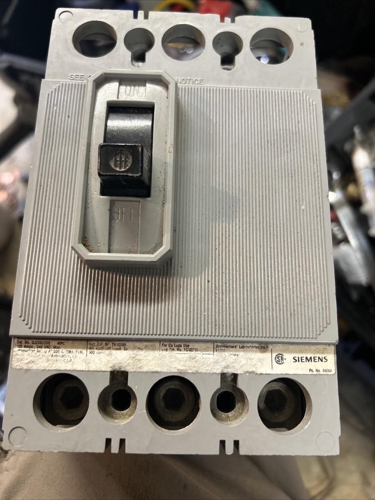 SIEMENS QJ23B225H 3 POLE 225 AMP 240 VOLT 42K AIC BOLT ON CIRCUIT BREAKER USED