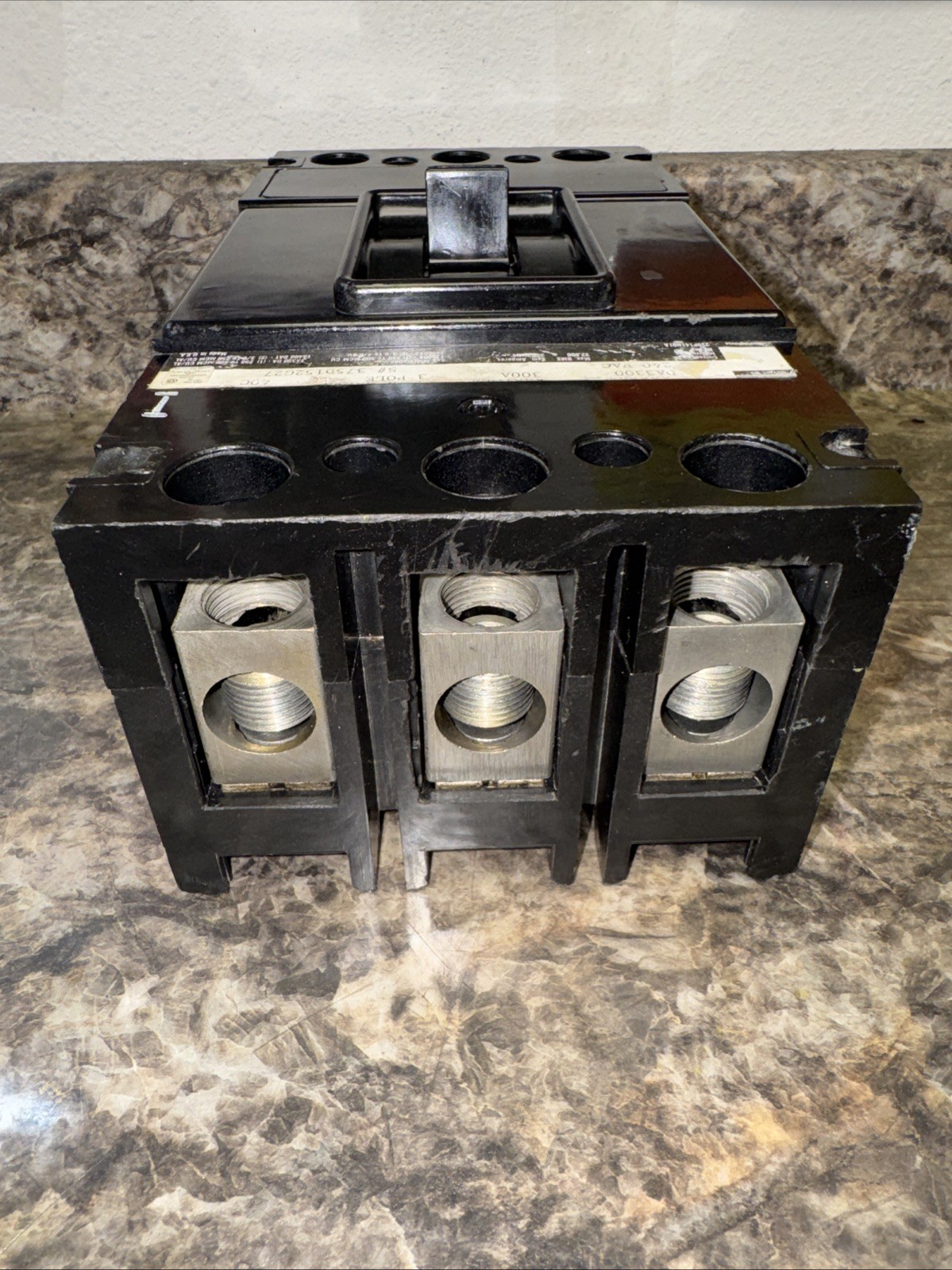 DA3300 – Westinghouse / Cutler-Hammer 3pole 300amp 240volt Circuit Breaker