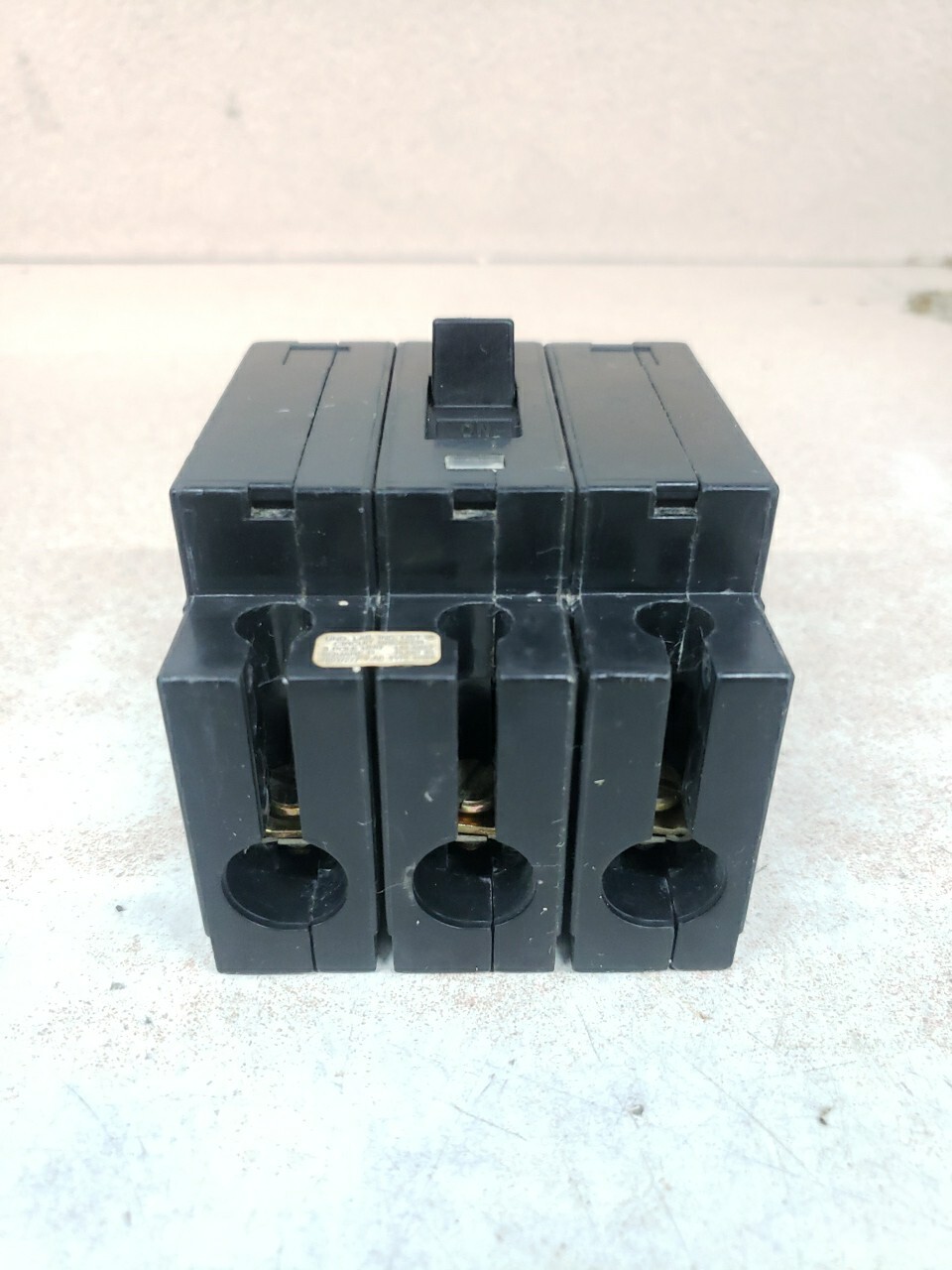 SQUARE D EHB34020 20 AMP BOLT ON CIRCUIT BREAKER 277V 3 POLE *Chipped