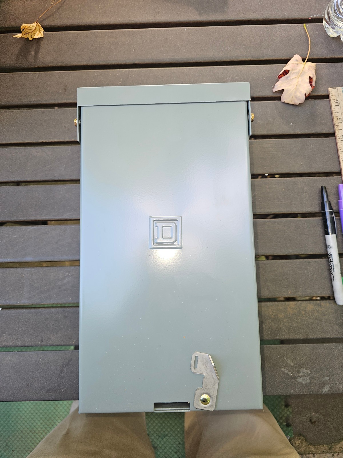 25NN23 SQUARE D QO BREAKER BOX, OUTDOOR, NO BREAKER, NO GROUND BAR, NEVER USED